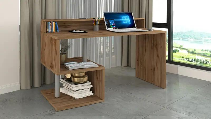 Scrivania ESSE 140 in legno con design a 'S', sopralzo e spazio per libri. Perfetta per un home office organizzato e raffinato.