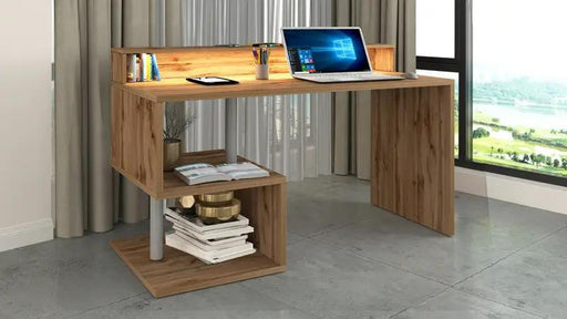 Scrivania moderna ESSE 140 in legno con design a 'S', sopralzo e vani portaoggetti. Perfetta per un ufficio domestico elegante.
