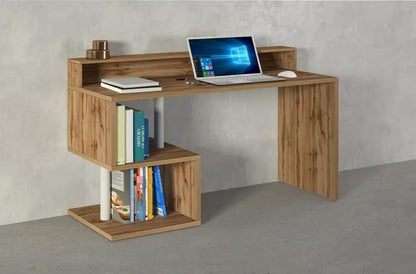 Scrivania ESSE 140 in legno con design a 'S', sopralzo e spazio per libri. Ideale per un ambiente di lavoro caldo e accogliente.