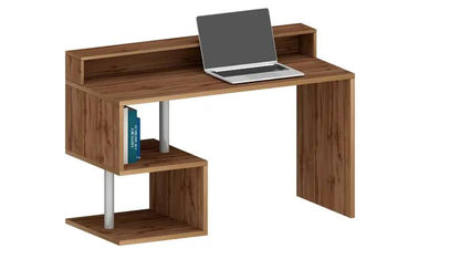 Scrivania ESSE 140 in legno con design a 'S', sopralzo e spazio per libri. Perfetta per un ambiente di lavoro moderno e accogliente.