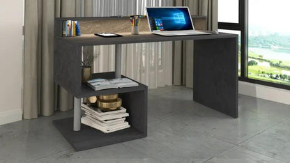 Scrivania ESSE 140 grigia con design a 'S', sopralzo e spazio per libri. Ideale per un ambiente di lavoro elegante e organizzato.