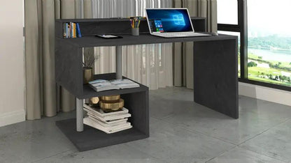 Scrivania moderna compatta ESSE 140 in finitura grigia con design a 'S', sopralzo e vani portaoggetti. Ideale per home office elegante.