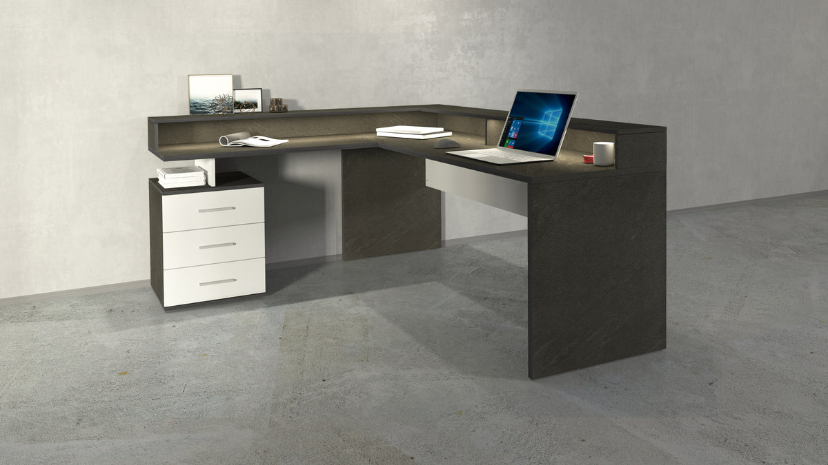 Scrivania New Selina ad angolo con finitura effetto cemento scuro e cassetti bianchi, design moderno per ufficio.