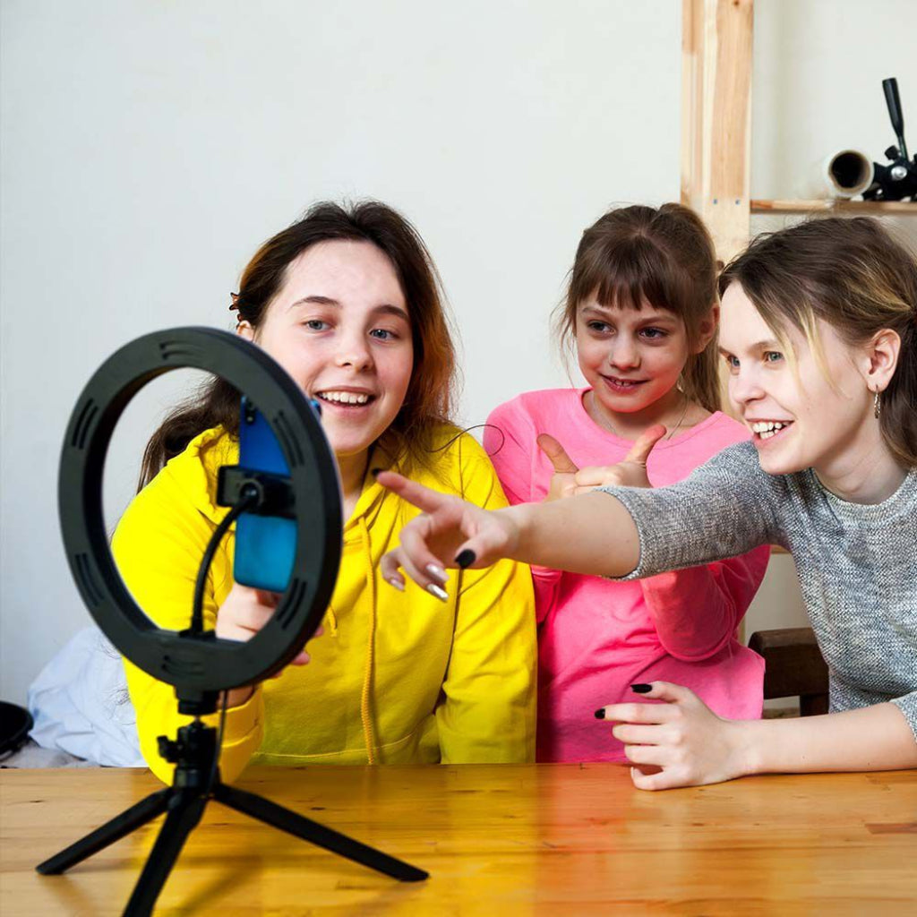 Tre ragazze usano la V-Tac Ring Light LED 7W per selfie e video, perfetta per social media e contenuti creativi.