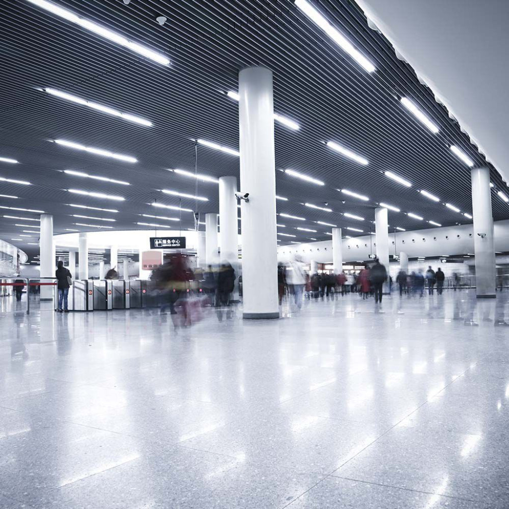 Installazione di plafoniere LED V-Tac 18W 60cm in un grande spazio pubblico, illuminazione uniforme e potente.