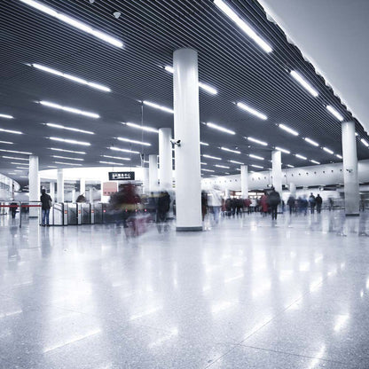 Installazione di plafoniere LED V-Tac 18W 60cm in un grande spazio pubblico, illuminazione uniforme e potente.