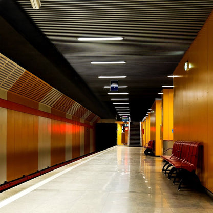 Plafoniere LED V-Tac 18W installate in una stazione metropolitana, luce neutra 4000K per visibilità ottimale.