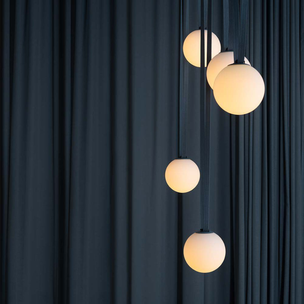 Lampada LED da binario sferica opale colore nero con luce calda 3000K, design moderno e minimalista, ideale per illuminazione d'interni