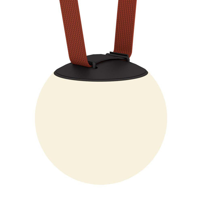 Lampada LED da binario magnetico 10W con corpo nero sabbiato, luce calda 3000K e angolo di 120°, design moderno con supporto in tessuto rosso.