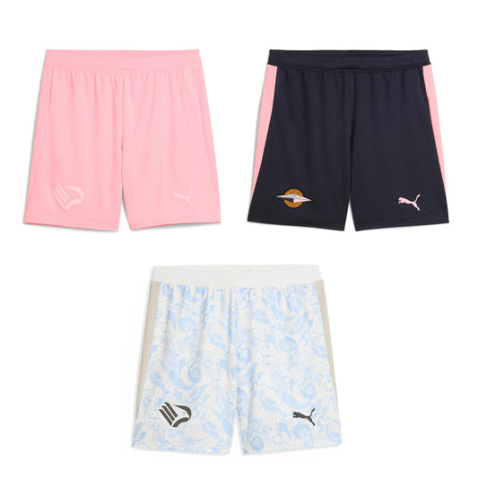 Pantaloncini sportivi rosa leggeri in tessuto tecnico con logo Puma e vestibilità comoda, ideali per allenamenti e attività sportive.