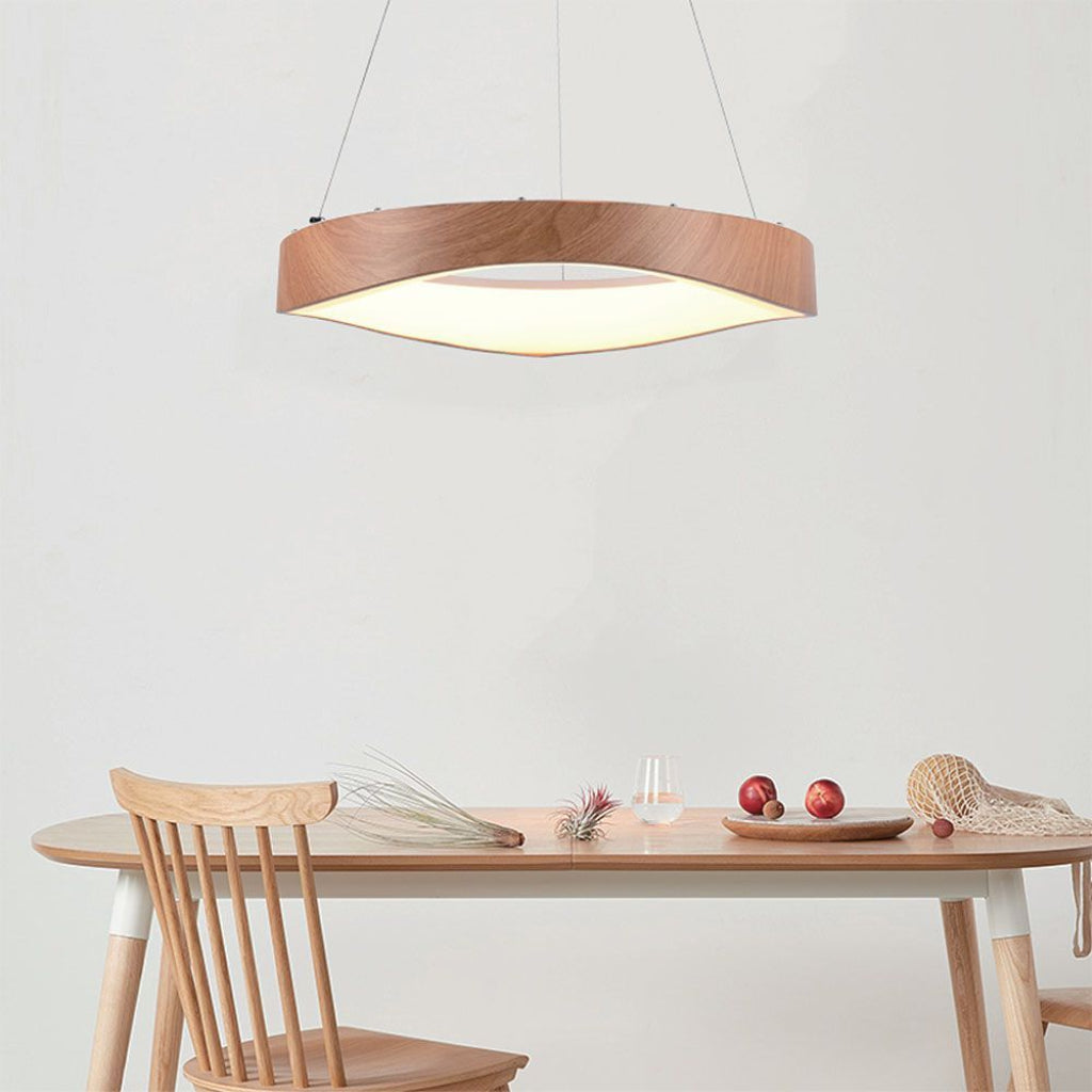 Lampadario LED sospeso 25W in stile nordico con finitura legno, perfetto sopra tavoli da pranzo per un'illuminazione calda e accogliente.