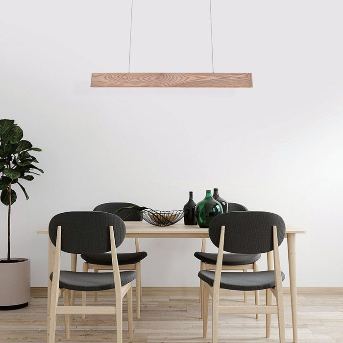 Lampadario LED sospeso 10W in legno con plafoniera moderna 3000K, perfetto per sala da pranzo con arredo scandinavo.