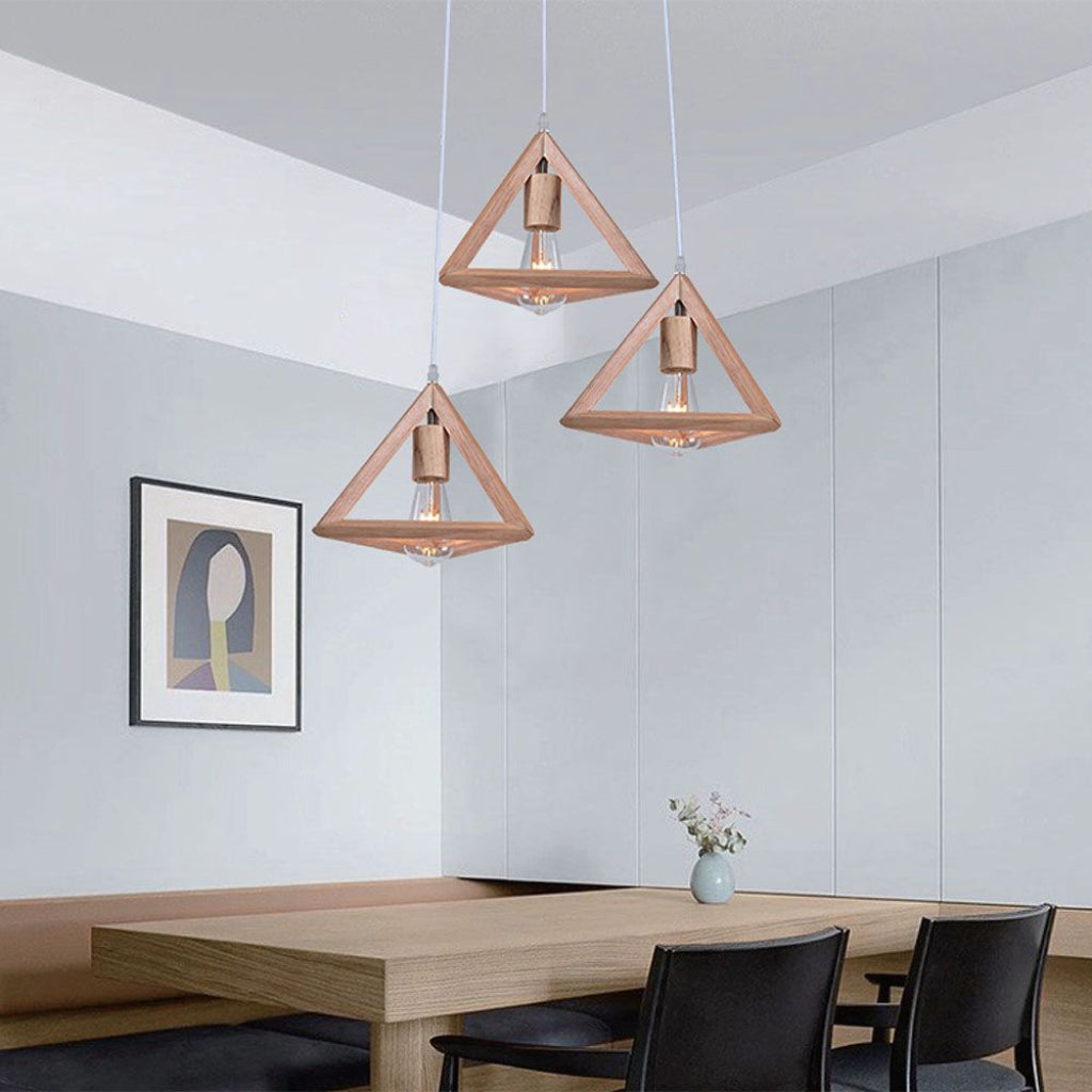 Lampadario a sospensione in legno triangolare E27x3 installato in sala da pranzo, aggiunge stile e calore all’ambiente domestico.