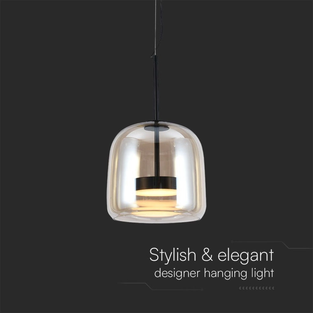 Dettaglio della lampada a sospensione LED in metallo nero e vetro ambra, altezza 1440mm e diametro 230mm, design elegante e funzionale