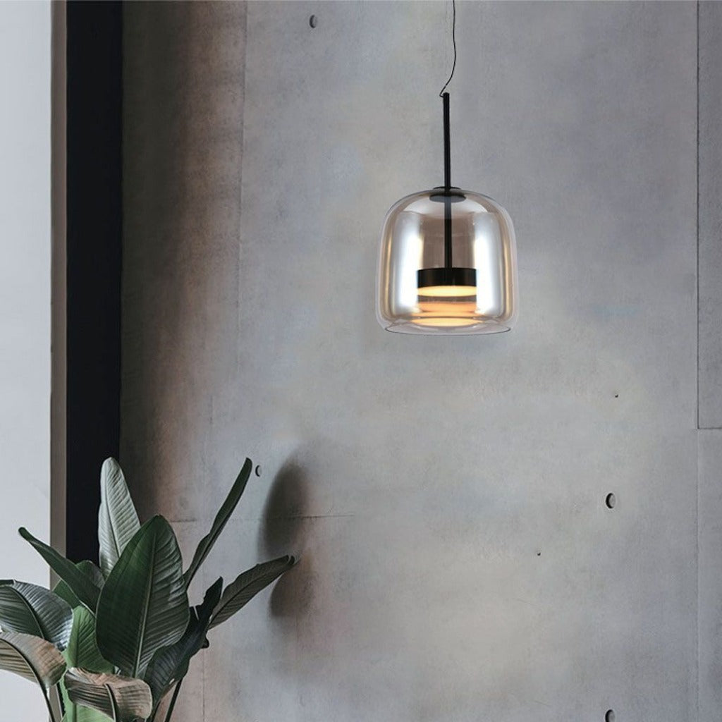 Lampada a sospensione LED in vetro trasparente e metallo nero, design moderno, ideale per illuminare ambienti interni con stile