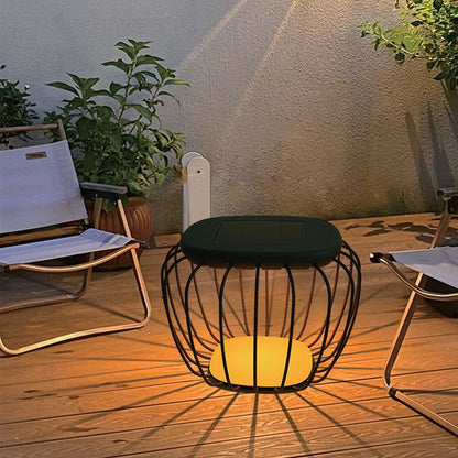 Lampada LED Solare 1W CCT 3000K-6000K Grigia accesa su terrazza, crea atmosfera calda in giardino con design moderno e luce decorativa.