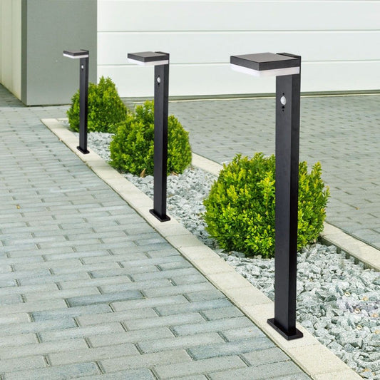 Installazione di più Piantane LED Solari Quadrate 5.5W con Sensore PIR lungo vialetto esterno, perfette per illuminazione da giardino elegante e funzionale.
