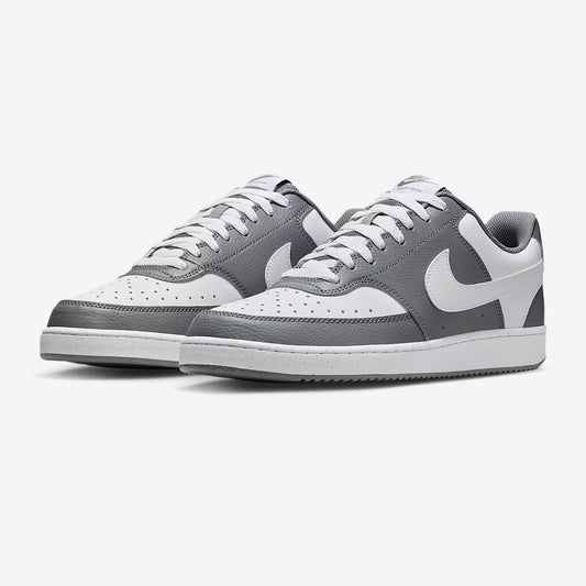 Scarpe sportive Nike Court Vision Low in pelle sintetica bianca e grigia con dettagli traforati, suola in gomma bianca, modello uomo