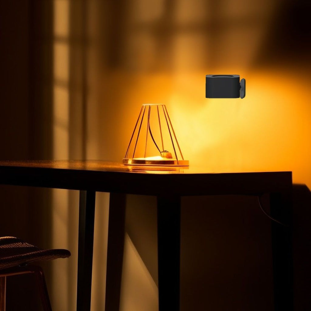 Immagine della lampada LED da tavolo bianca accesa, con luce calda e ambiente accogliente, ideale per illuminare con stile e funzionalità