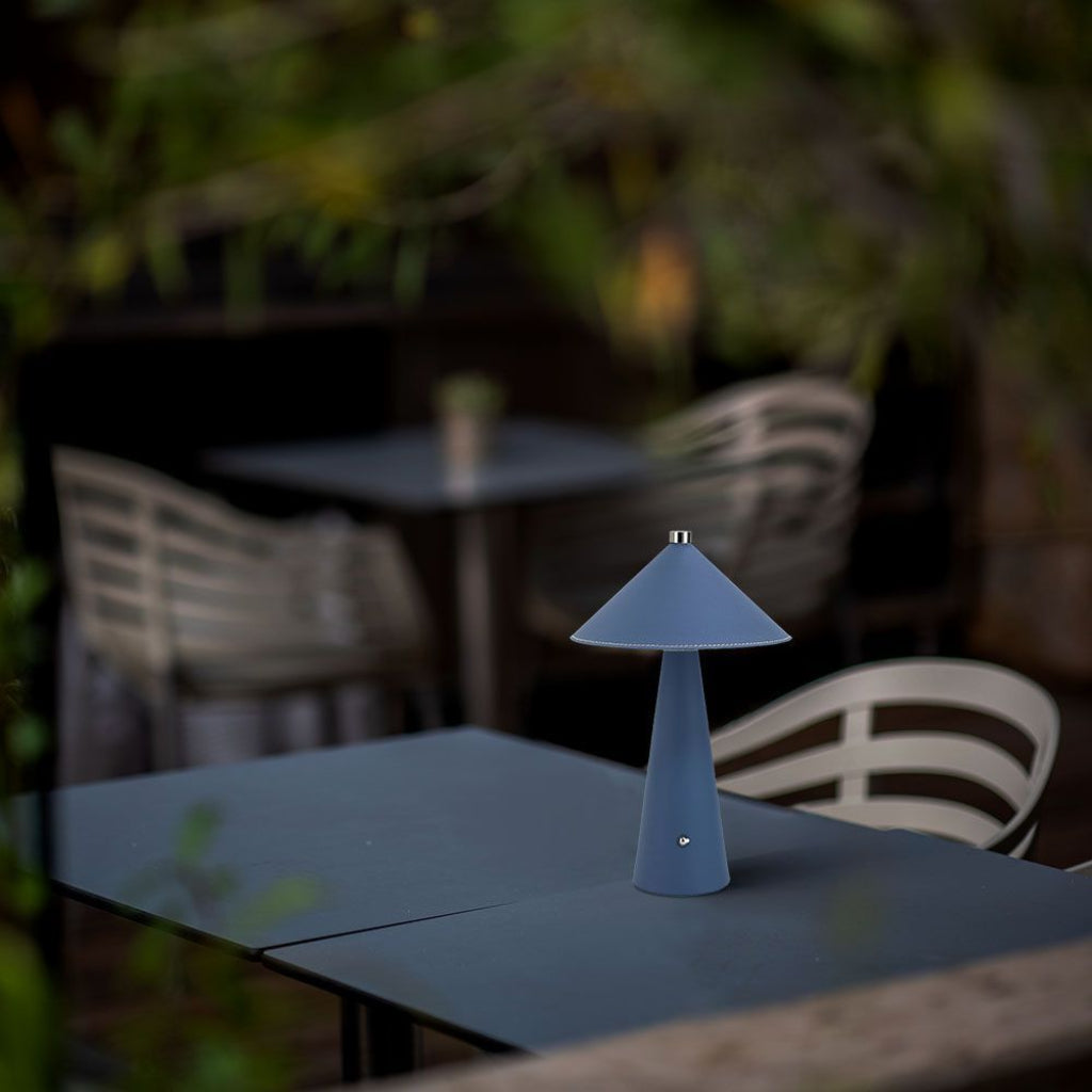 Lampada LED da Tavolo 3W Blu Ricaricabile Touch Dimmer 3in1 posizionata su tavolo da esterno, perfetta per ambienti outdoor eleganti e moderni.