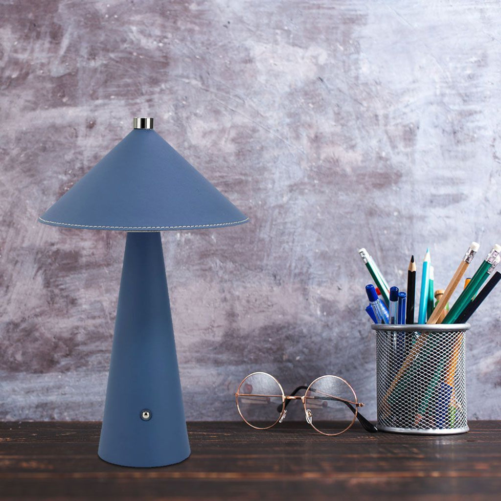 Lampada LED da Tavolo 3W Blu Ricaricabile Touch Dimmer 3in1 su scrivania con accessori, ideale per studio, lettura e arredamento moderno.