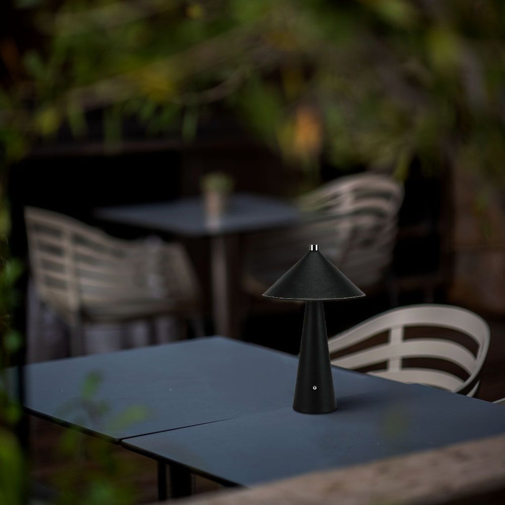Lampada LED da Tavolo 3W Nera Ricaricabile Touch Dimmer 3in1 posizionata all’esterno, ideale per cene in giardino o terrazza.