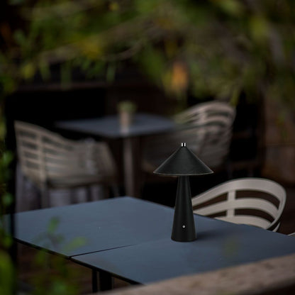 Lampada LED da Tavolo 3W Nera Ricaricabile Touch Dimmer 3in1 posizionata all’esterno, ideale per cene in giardino o terrazza.