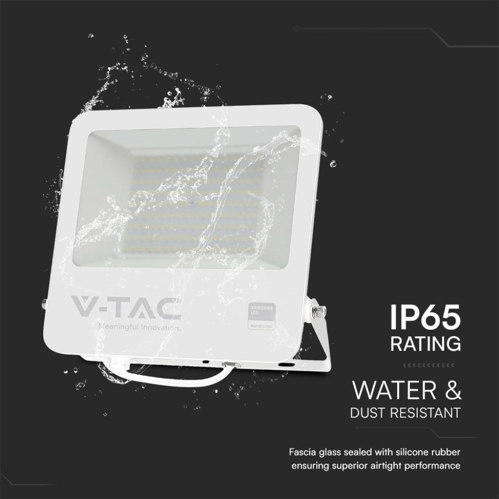 Faro LED 100W IP65 resistente all'acqua e alla polvere, ideale per uso esterno in condizioni climatiche avverse.