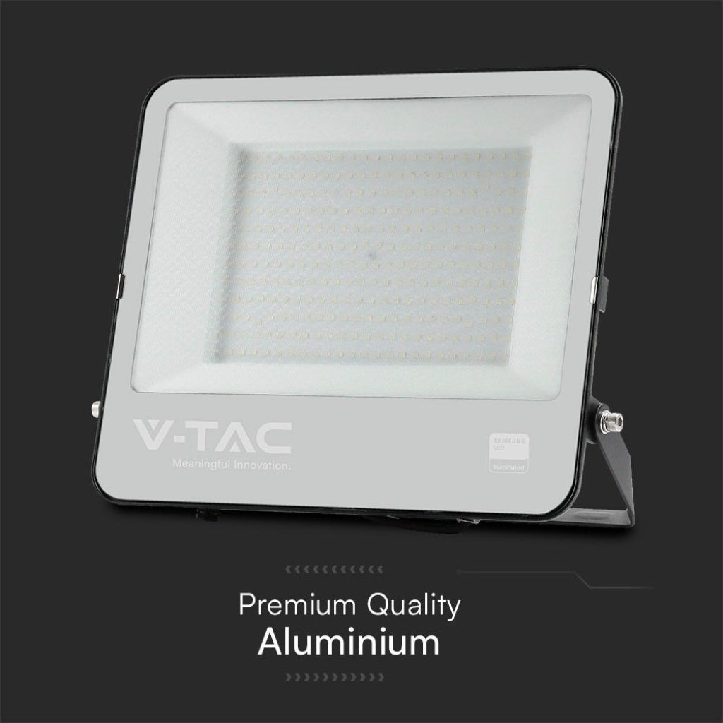 Faro LED 200W Nero con Chip Samsung 6500K IP65, realizzato in alluminio premium per una maggiore durata e resistenza.