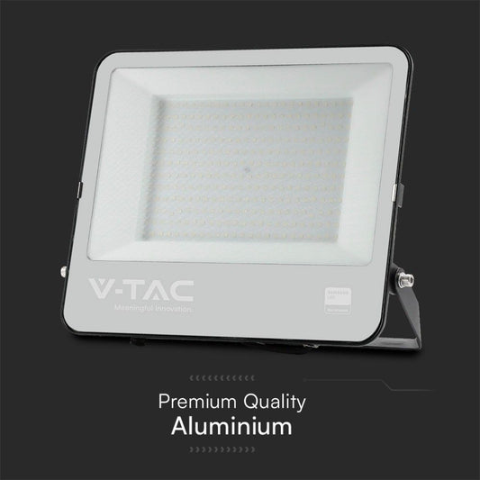 Faro LED 200W Nero con Chip Samsung 6500K IP65, realizzato in alluminio premium per una maggiore durata e resistenza.
