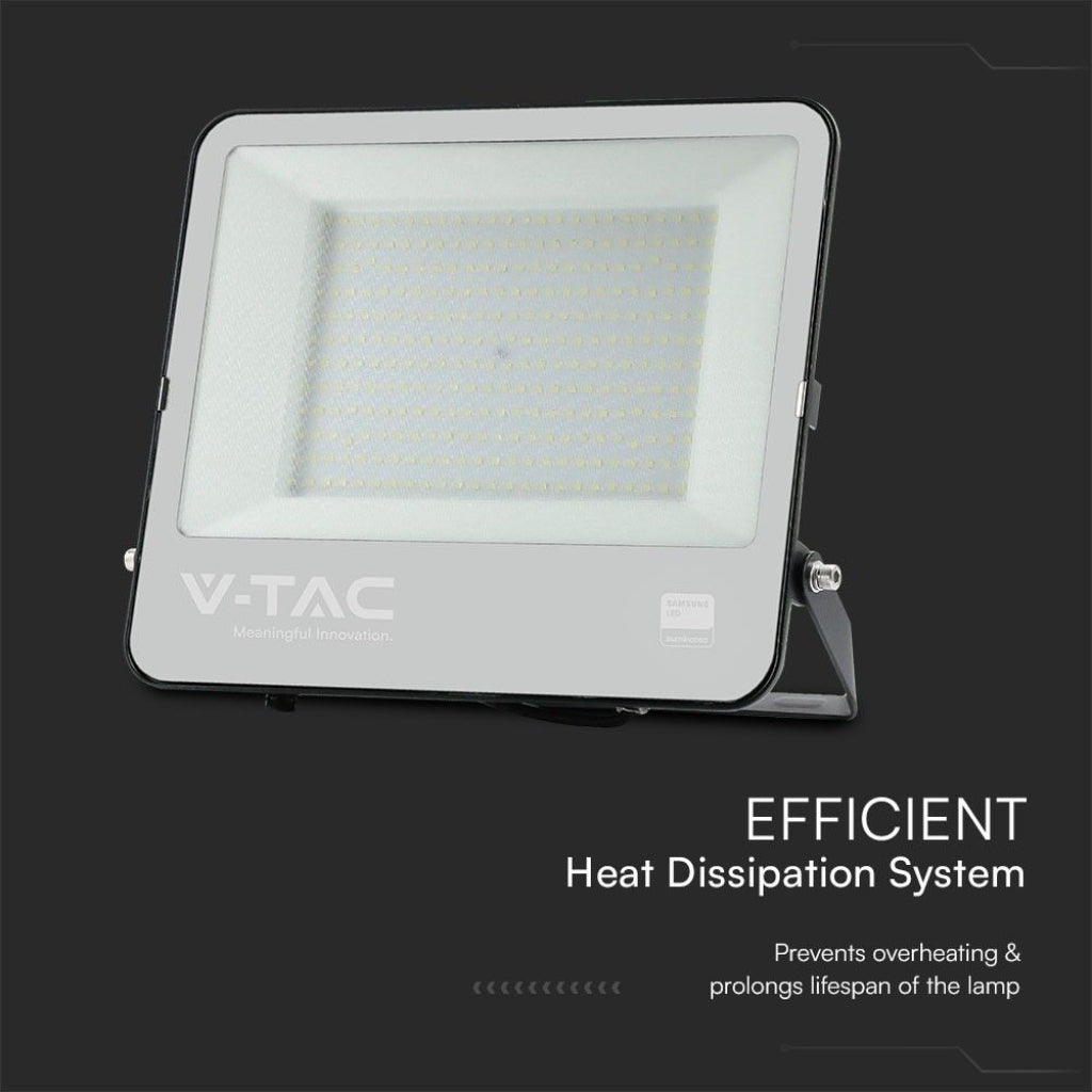 Faro LED 200W V-TAC con sistema di dissipazione del calore efficiente, ideale per uso intensivo in ambienti esterni.