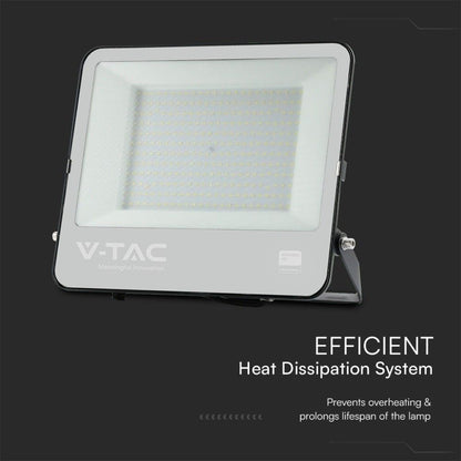 Faro LED 200W V-TAC con sistema di dissipazione del calore efficiente, ideale per uso intensivo in ambienti esterni.