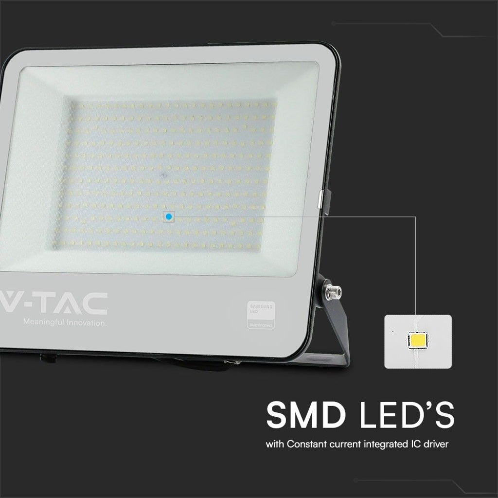 Faro LED 200W IP65 con LED SMD e driver IC integrato, garantisce prestazioni elevate e lunga durata nel tempo.