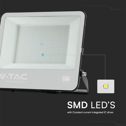 Faro LED 200W IP65 con LED SMD e driver IC integrato, garantisce prestazioni elevate e lunga durata nel tempo.