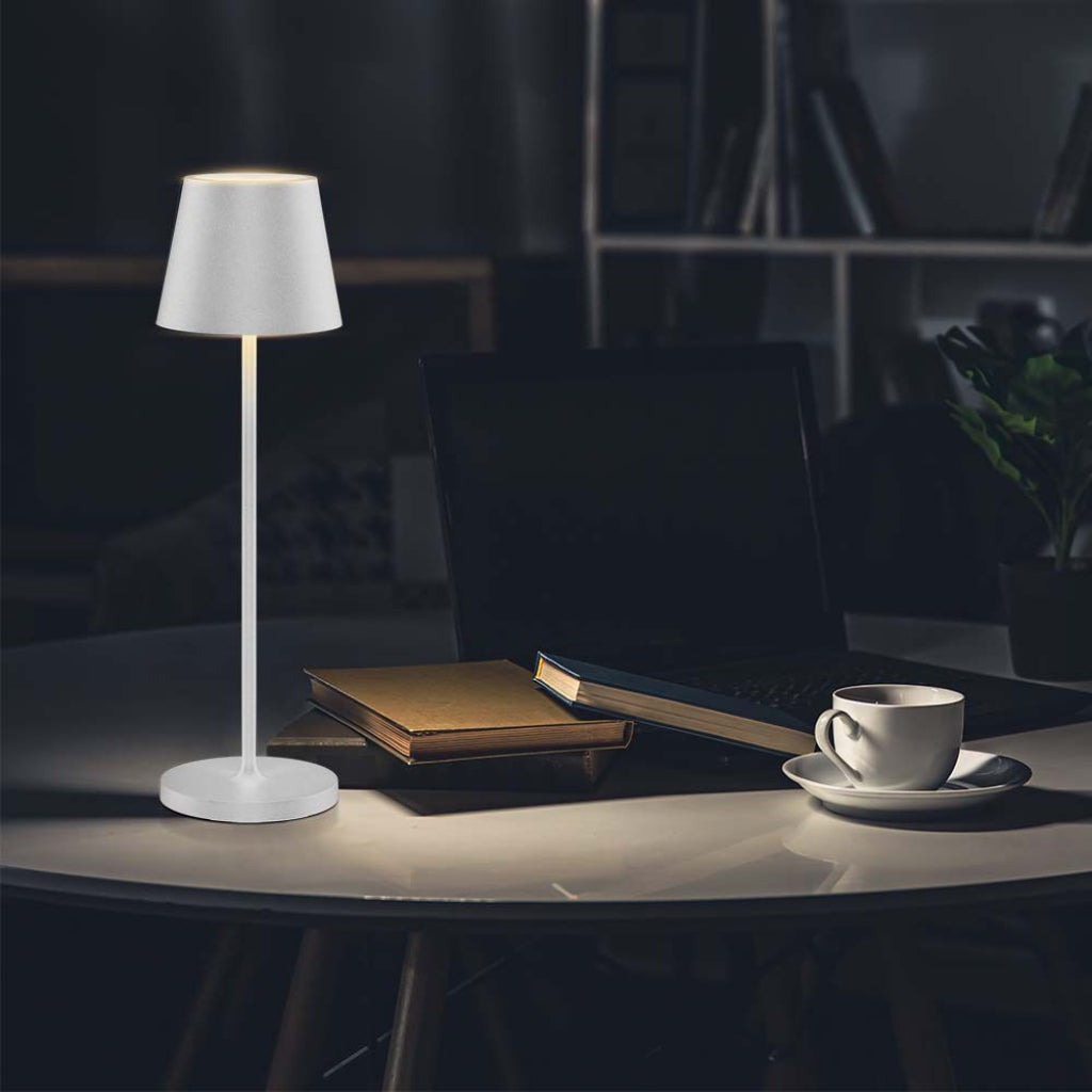 Lampada da tavolo LED bianca con dimmer touch e ricarica wireless, perfetta per ambienti domestici eleganti come salotti o studi.