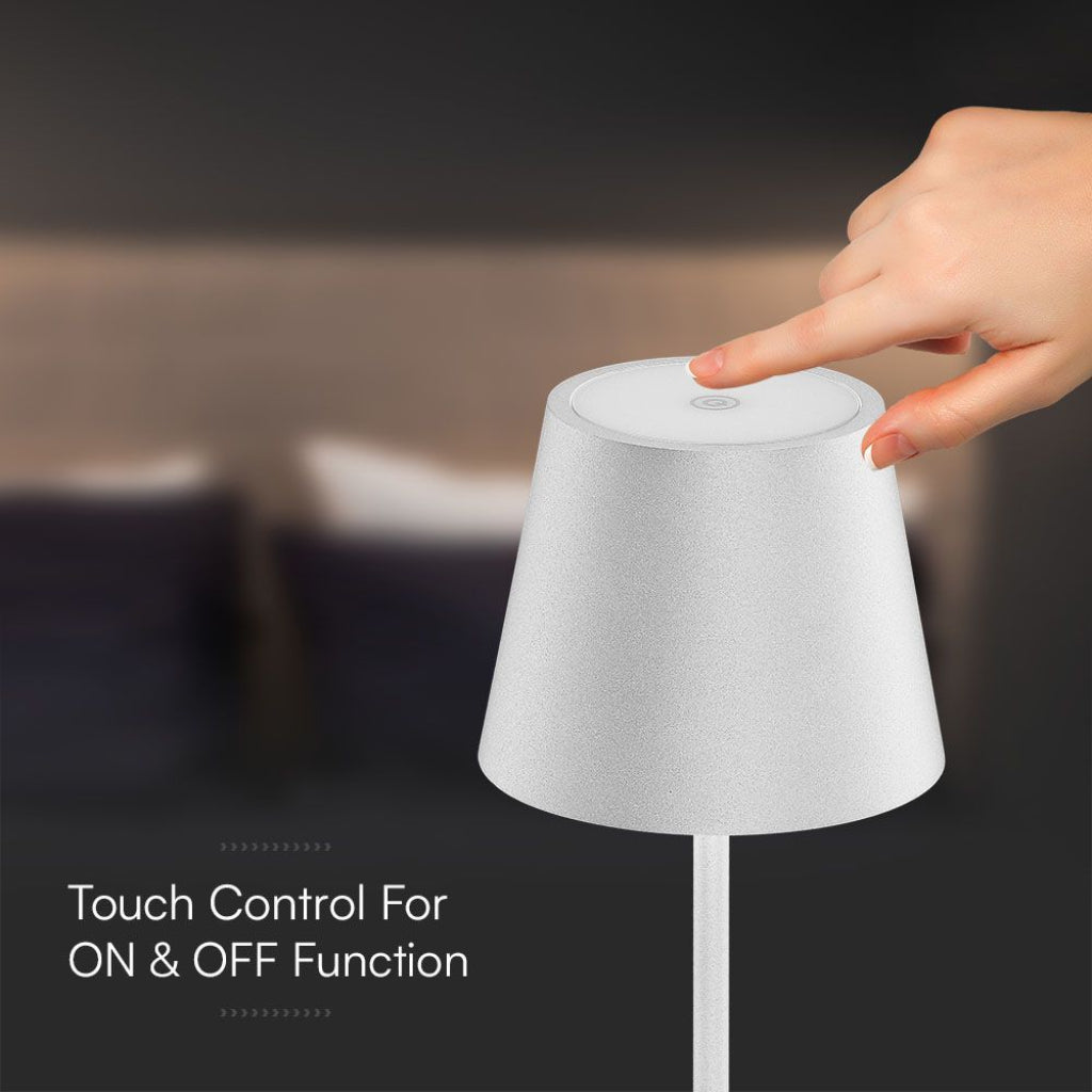 Lampada LED bianca con accensione e spegnimento touch, design moderno e funzionale per l’illuminazione da scrivania.