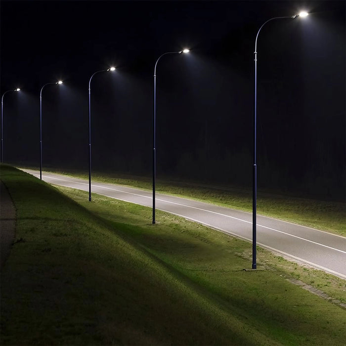 Strada illuminata di notte con Armature LED 100W V-TAC, luce uniforme e potente per sicurezza e visibilità ottimale.