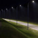 Strada illuminata di notte con Armature LED 100W V-TAC, luce uniforme e potente per sicurezza e visibilità ottimale.