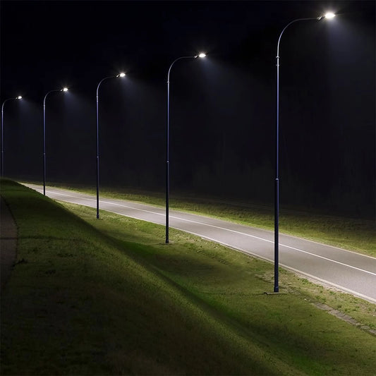 Installazione notturna di Armature Stradali LED 100W IP65 VT-105ST lungo una strada, luce uniforme e potente da 9400lm.