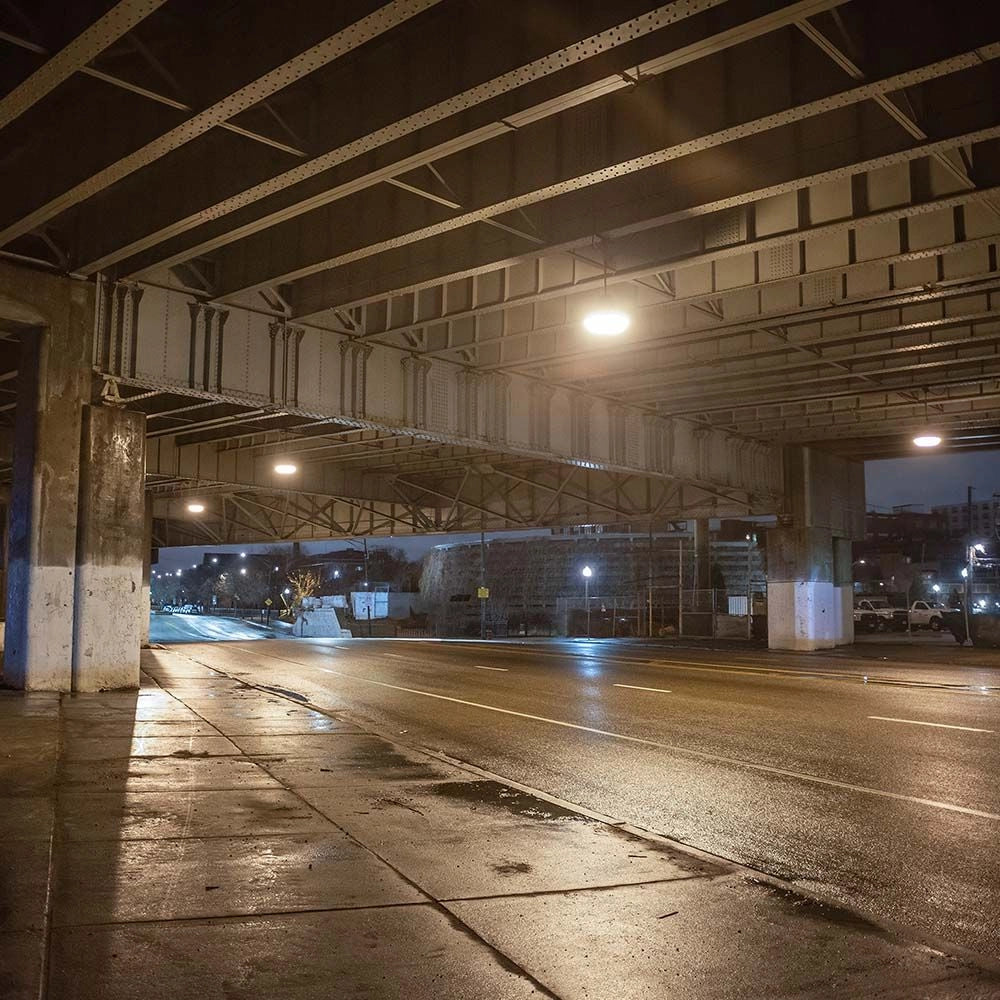 Campana LED UFO 100W CCT 3in1 IP65 con Interruttore utilizzata per illuminare un sottopassaggio urbano, ideale per ambienti esterni.