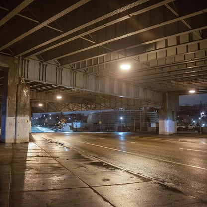 Campana LED UFO 100W CCT 3in1 IP65 con Interruttore utilizzata per illuminare un sottopassaggio urbano, ideale per ambienti esterni.