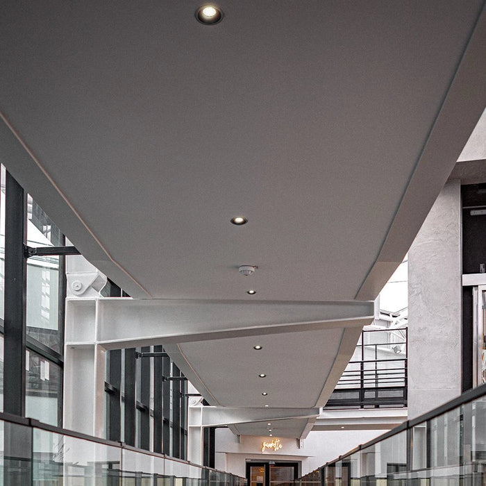 Faretto LED Incasso 18W COB CCT 3in1 Nero V-TAC Bridgelux installato in corridoio moderno, perfetto per illuminazione architettonica.