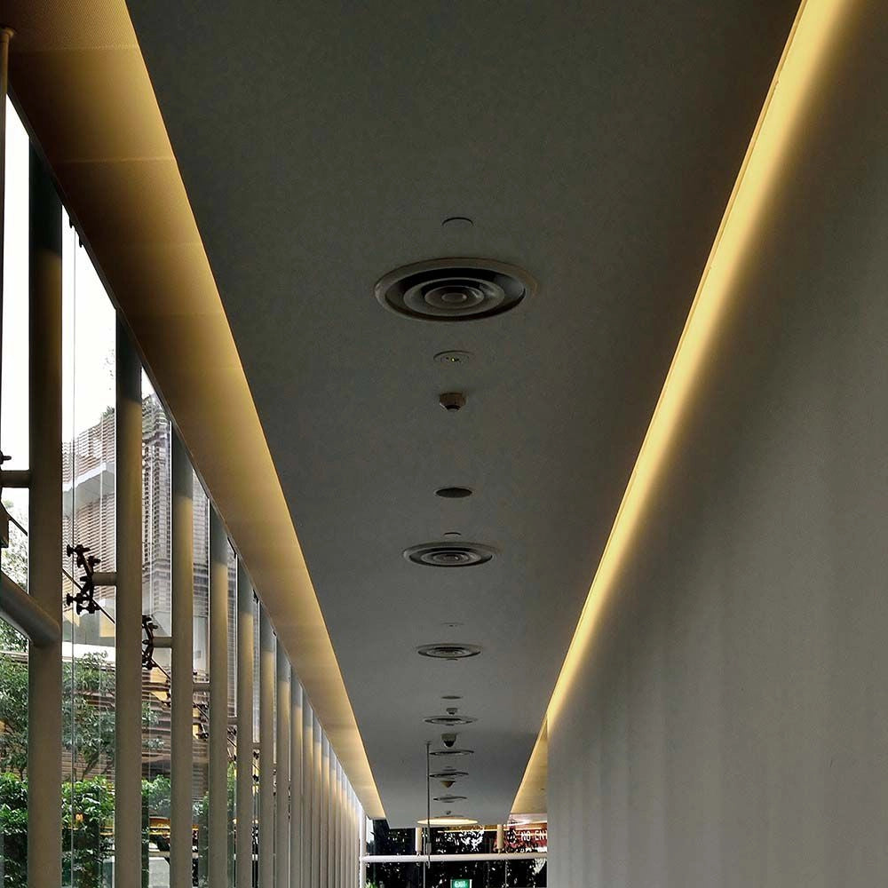 Strip LED 220V COB 3000K IP65 installata a soffitto in corridoio moderno, luce calda continua e uniforme.