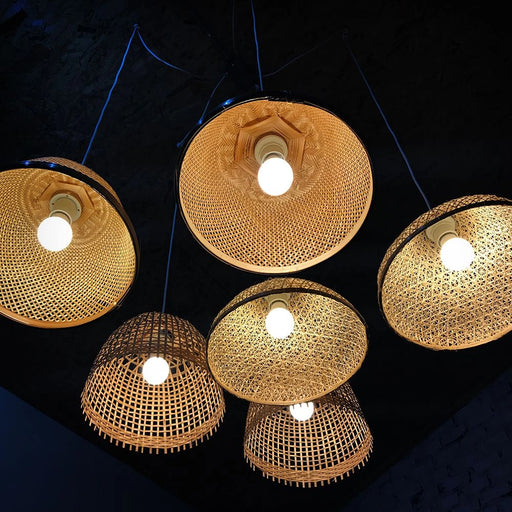 Lampadine LED E27 20W A80 4000K V-TAC installate in paralumi in rattan, perfette per creare un'illuminazione naturale e accogliente in ambienti interni.