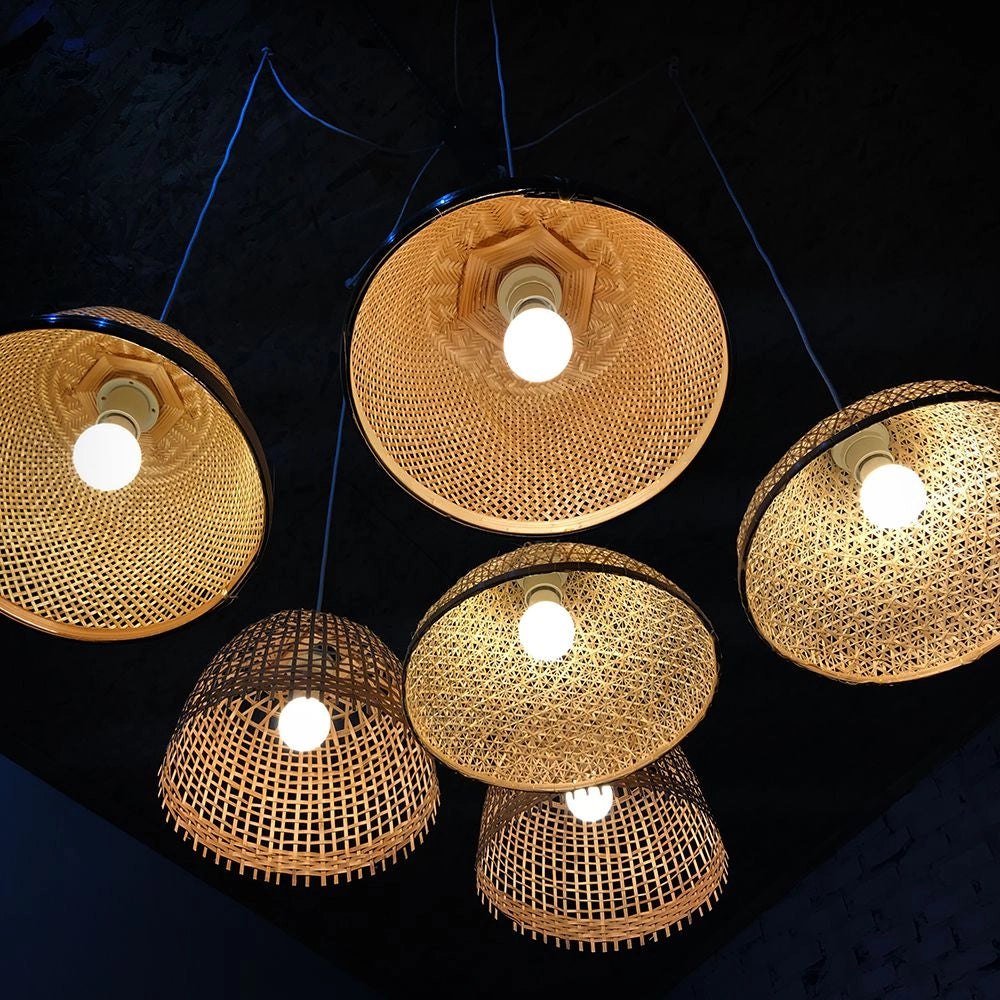 Lampadine LED E27 20W V-TAC installate in paralumi decorativi, perfette per illuminazione d'interni con luce fredda e uniforme.