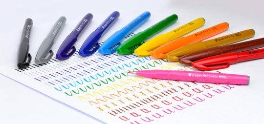 Pentel Brush Sign Pen Confezione da 12 Pennarelli con Punta a Pennello - Linee Fini o Spesse a Seconda della Pressione - Realizzati con l'81% di Plastica Riciclata - Colori Vivaci Assortiti