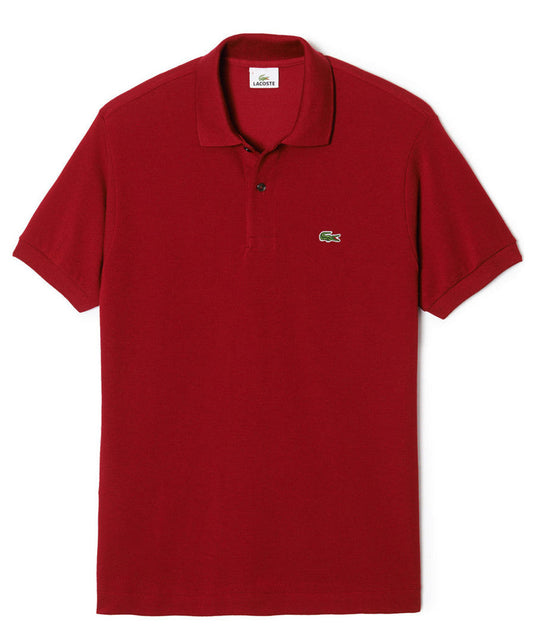 Poloshirt Lacoste in cotone rosso in petit piqué con colletto classico e logo a forma di coccodrillo ricamato sul petto, maniche corte, stile sportivo elegante.