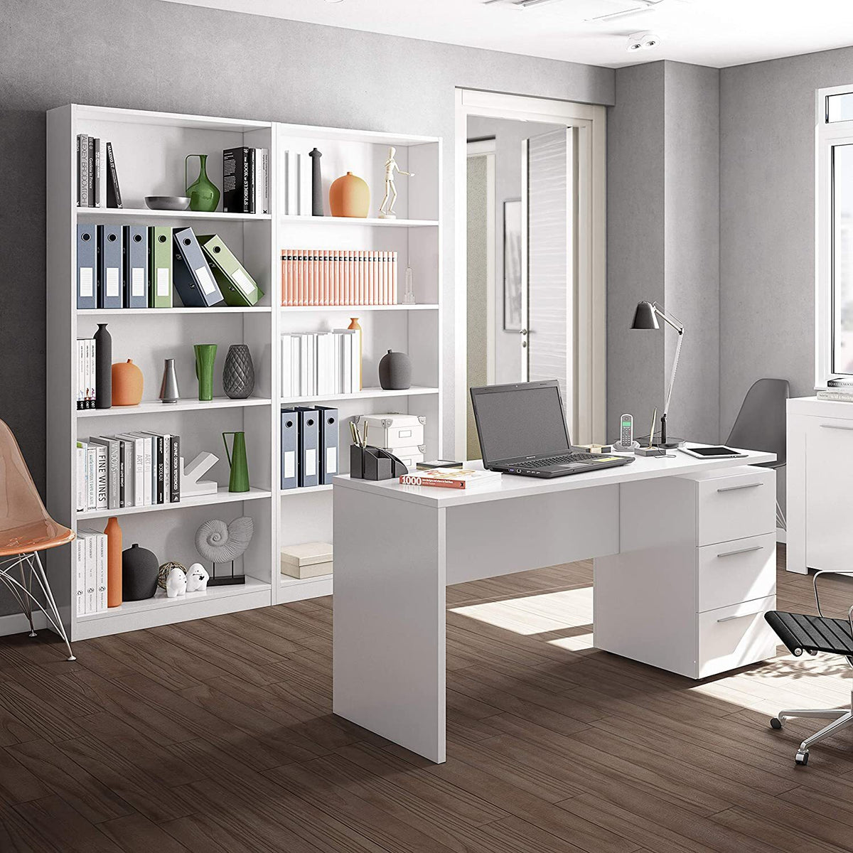Libreria scaffale bianco opaco a 5 ripiani in un ufficio moderno, abbinata a scrivania bianca, perfetta per archiviazione e design funzionale.