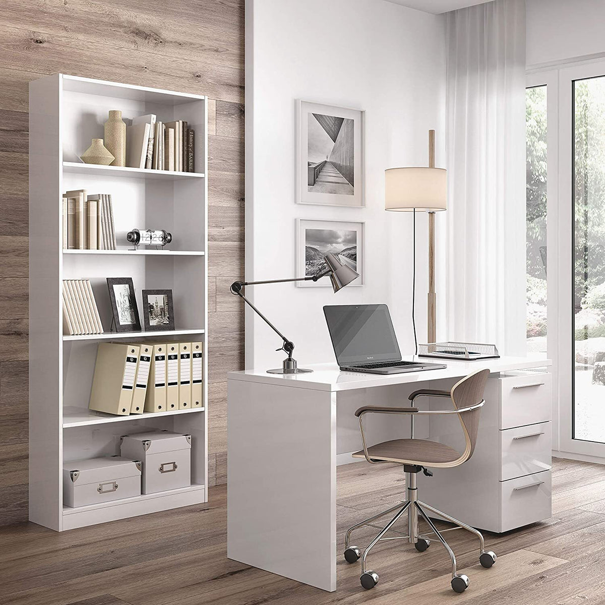 Libreria bianca opaca a 5 ripiani posizionata in uno studio luminoso con arredi in legno chiaro, ideale per ambienti eleganti e ordinati.