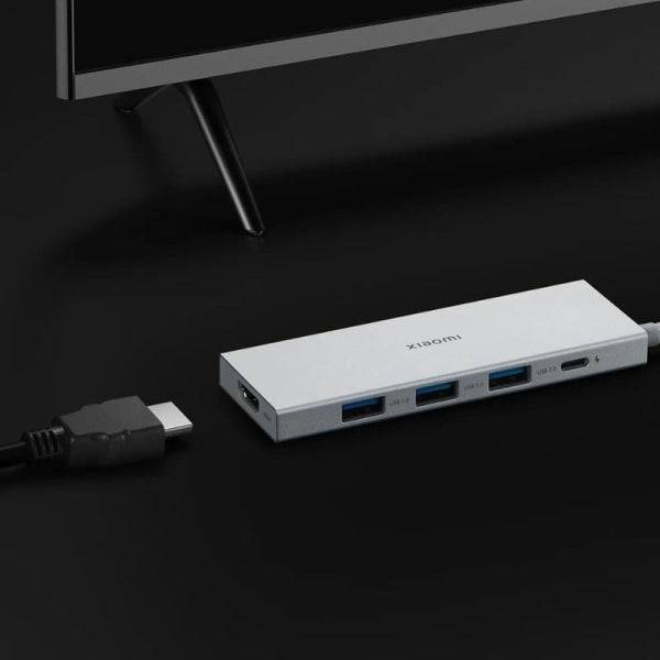 Xiaomi Hub USB-C 5 in 1 con 3x USB-A 3.0, 1x USB-C Ricarica Rapida fino a 100W, 1x HDMI - Scocca in Alluminio
